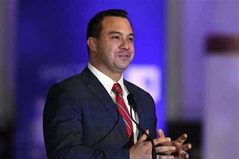 In Kentucky GOP governor race, one rival aims at the center